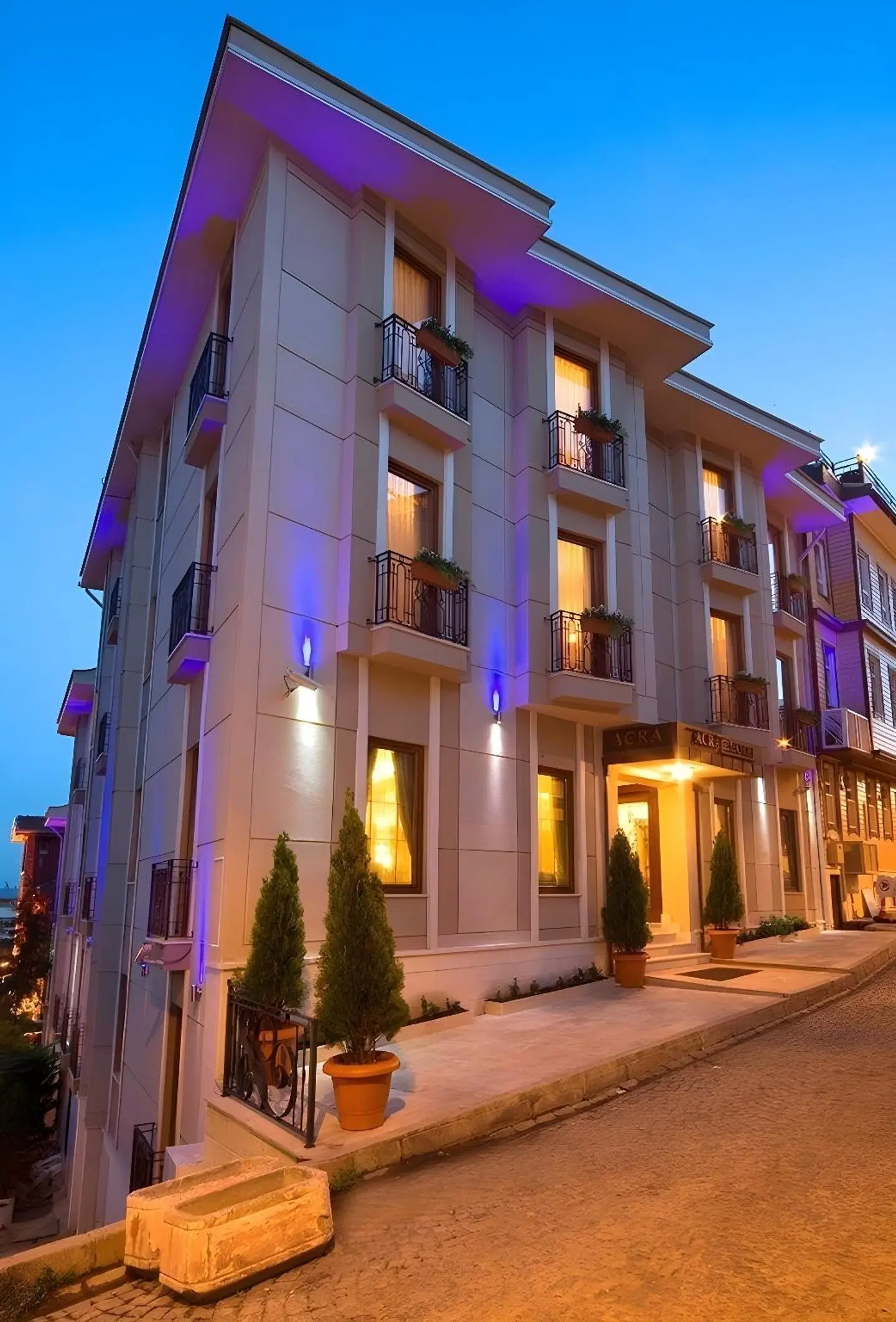 Acra Hotel EXTERIOR