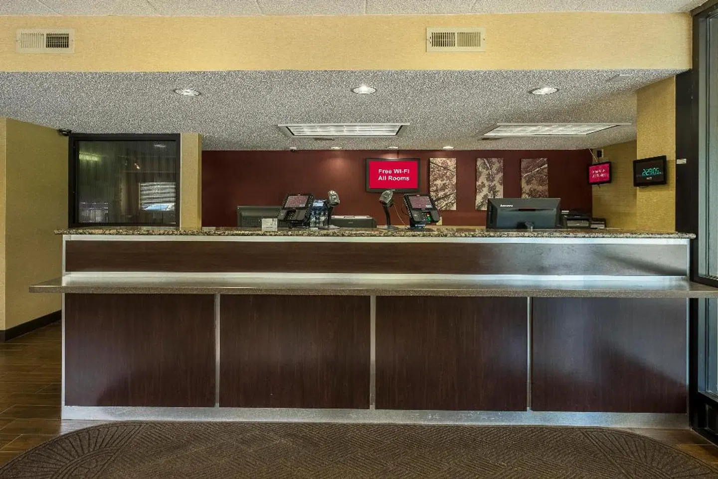 Red Roof PLUS Wilmington LOUNGE_LOBBY