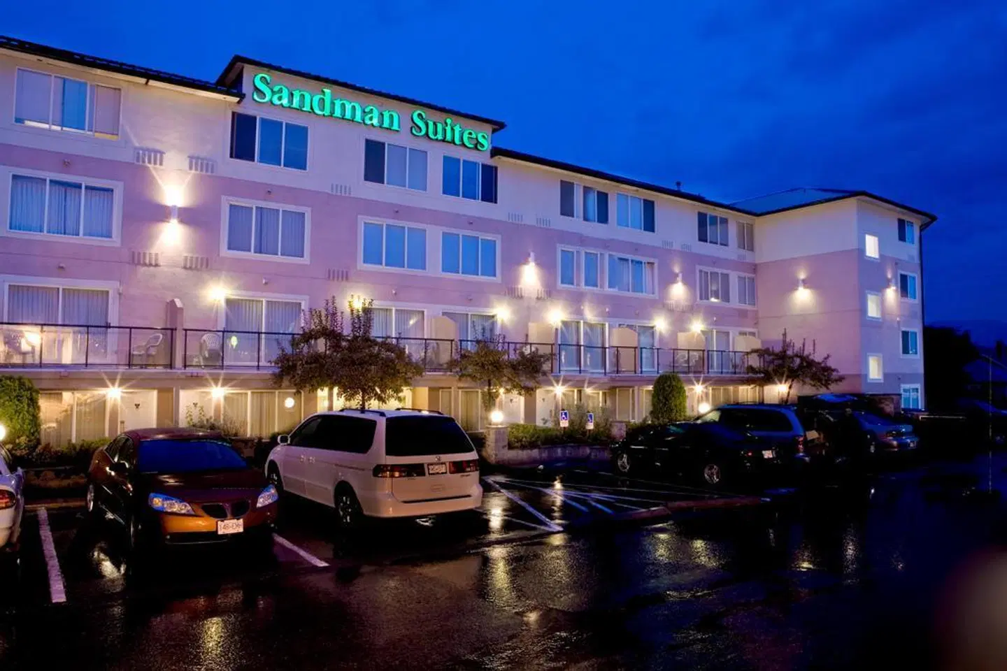 Sandman Inn & Suites Kamloops EXTERIOR