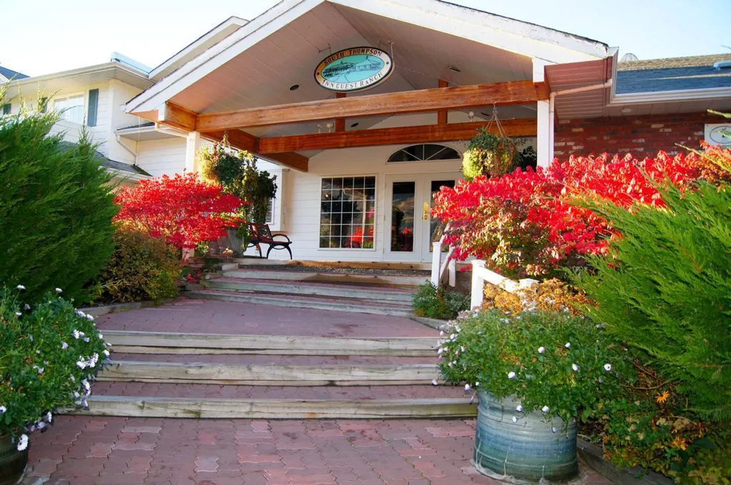 South Thompson Inn & Conference Centre EXTERIOR