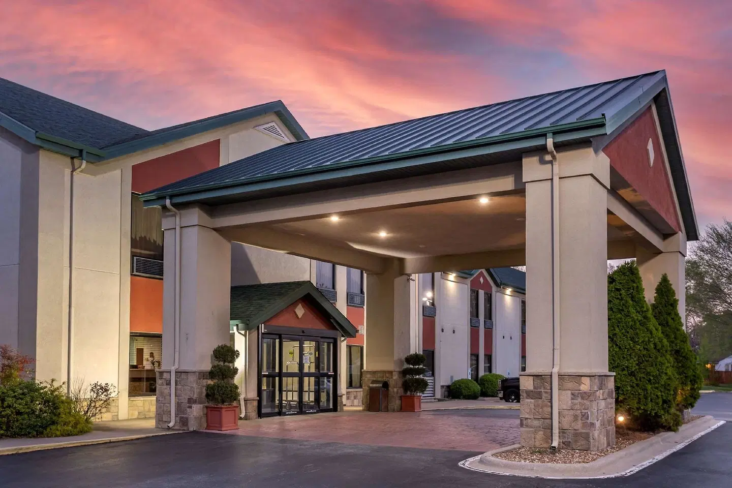 Best Western PLUS Springfield Airport EXTERIOR