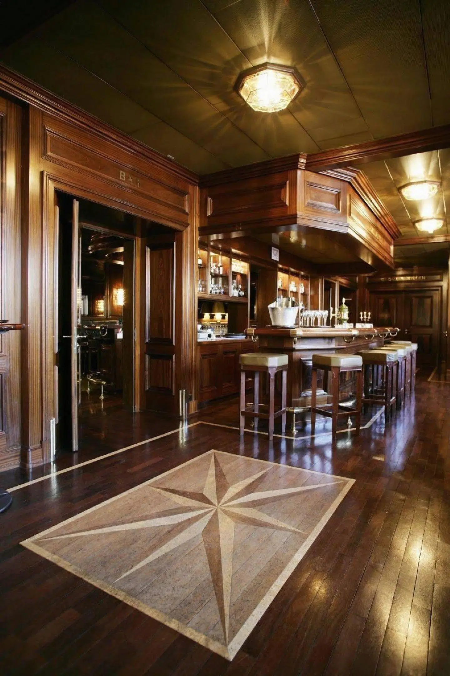 Einstein Bar