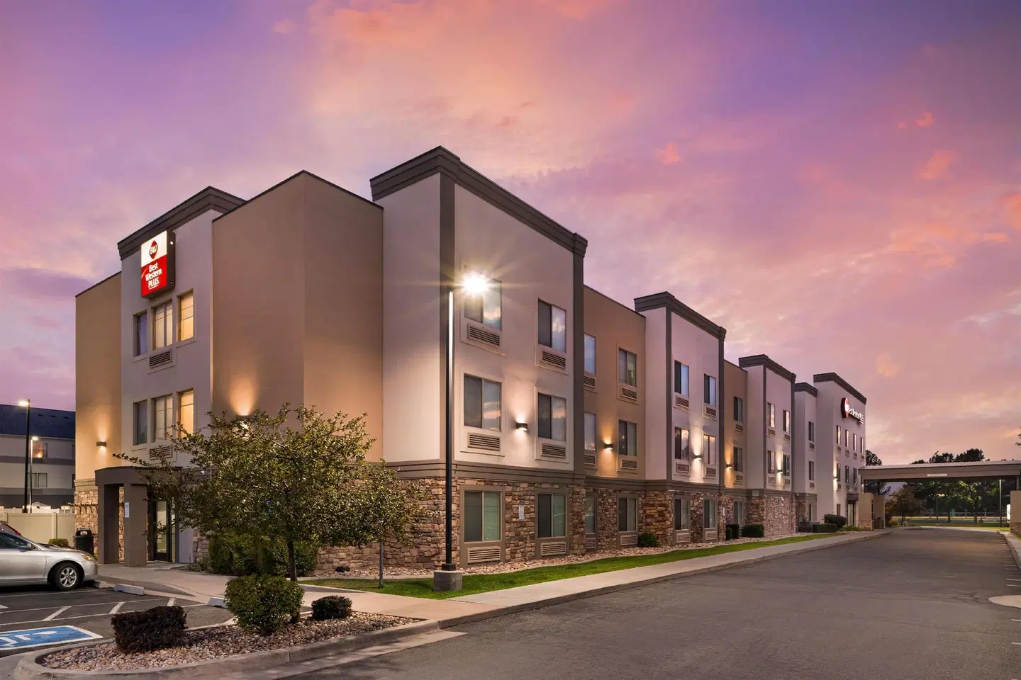 Best Western Plus Airport Inn & Suites EXTERIOR