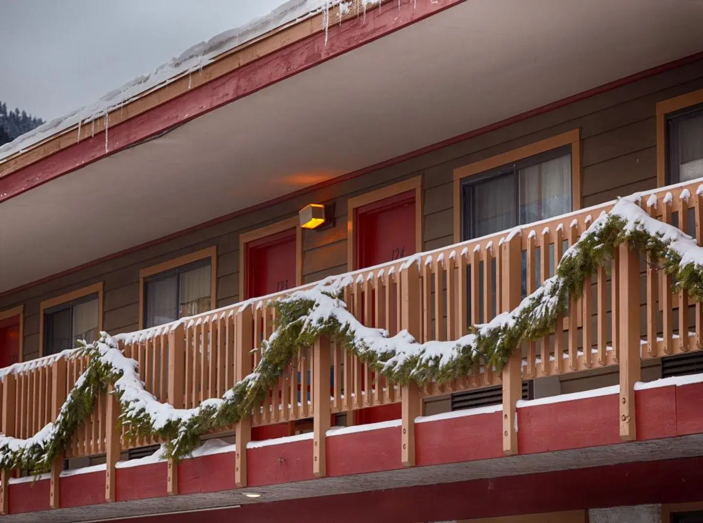 Antler Inn EXTERIOR