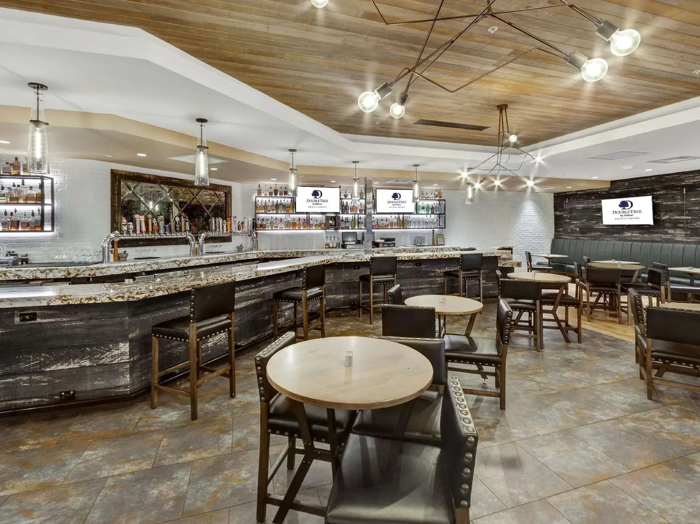 DoubleTree by Hilton Wichita Airport Bar