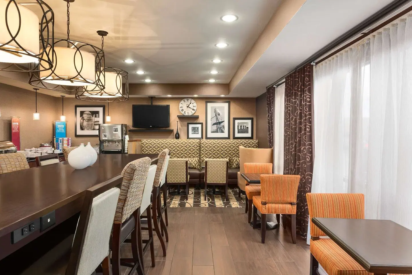 Hampton Inn Wichita East Bar