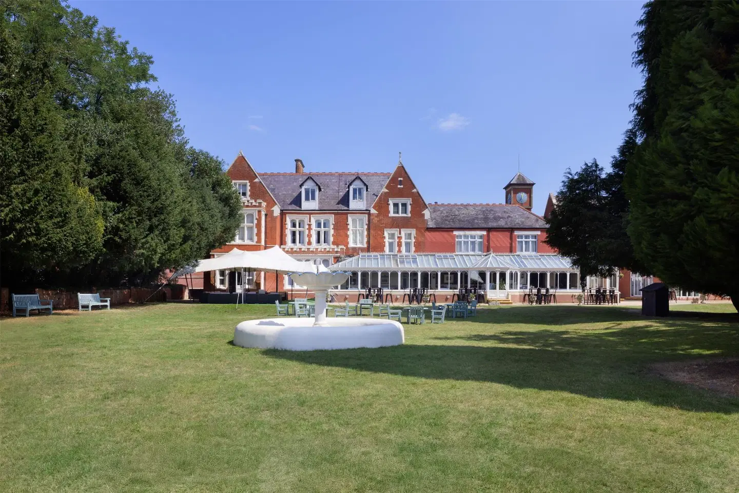 DoubleTree by Hilton St. Anne's Manor EXTERIOR