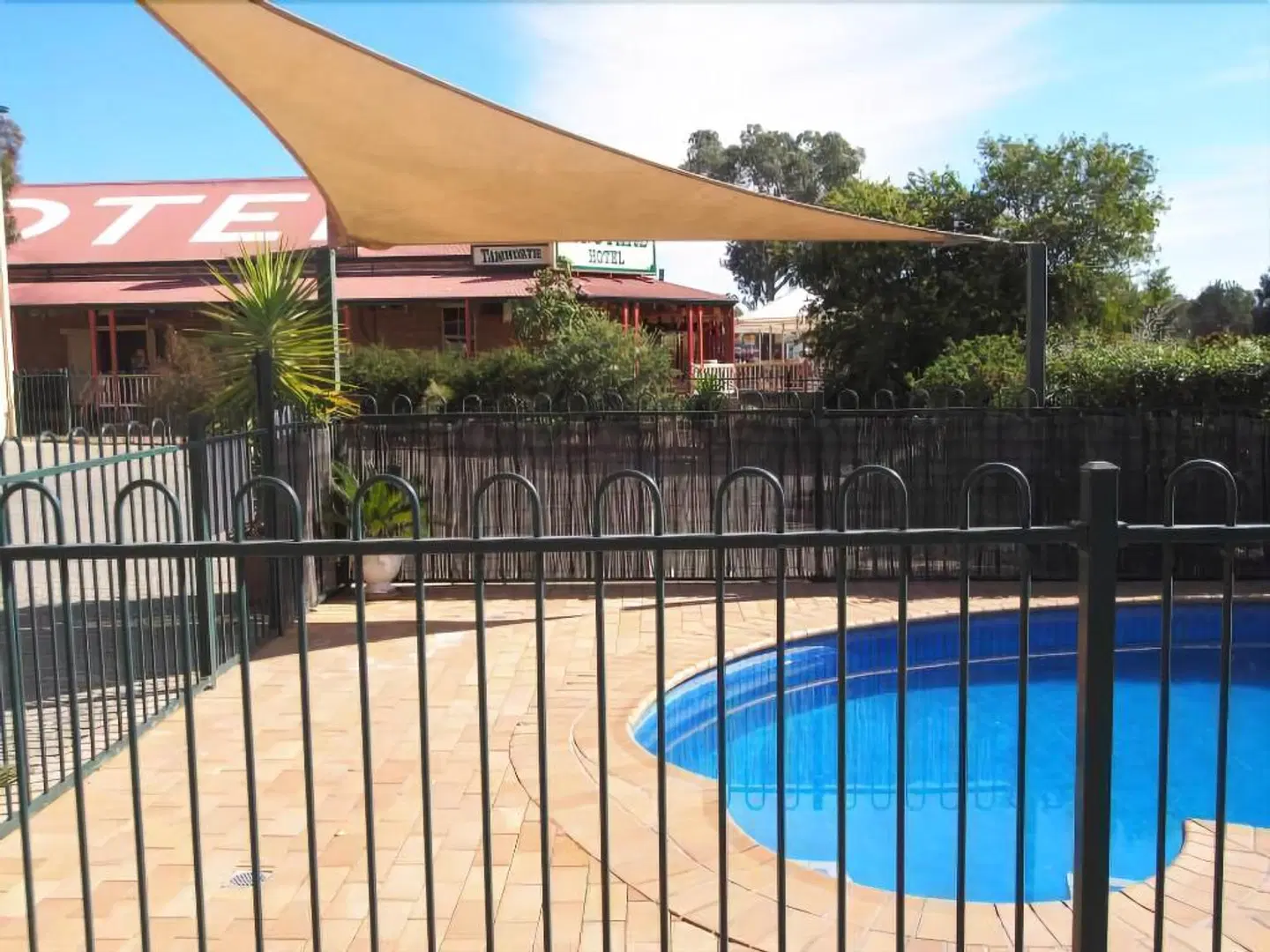 Golden Guitar Motor Inn OUTDOOR_POOL