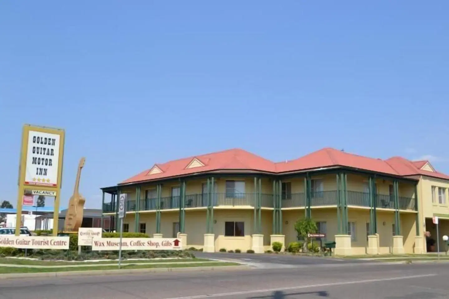 Golden Guitar Motor Inn EXTERIOR