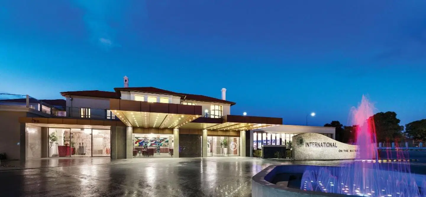 Swan River Hotel EXTERIOR