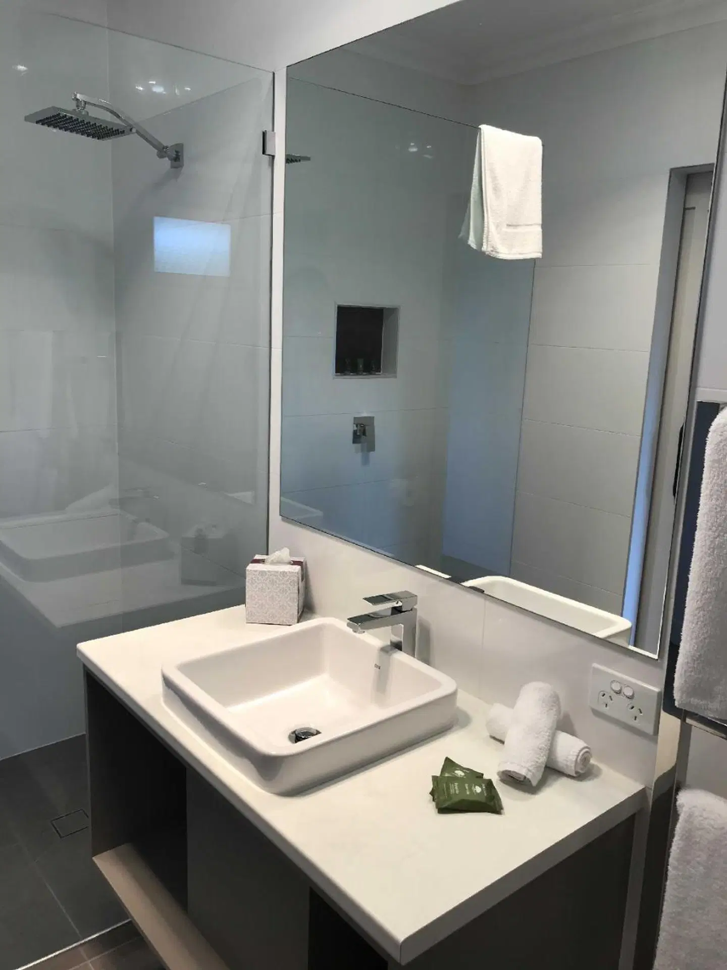 Clouds of Montville Badezimmer