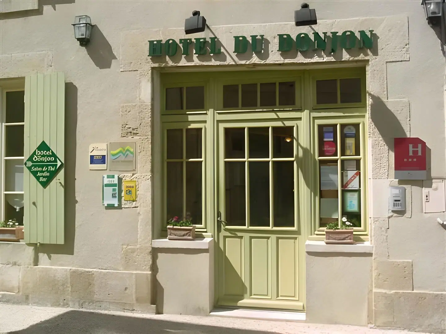 du Donjon EXTERIOR