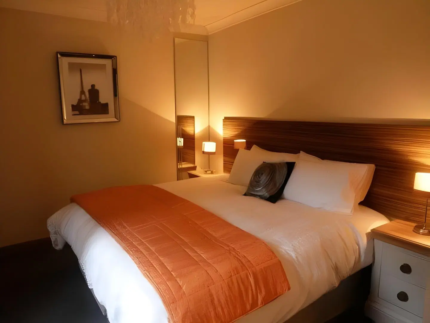 Hewlett Apartments ROOM_EXAMPLE