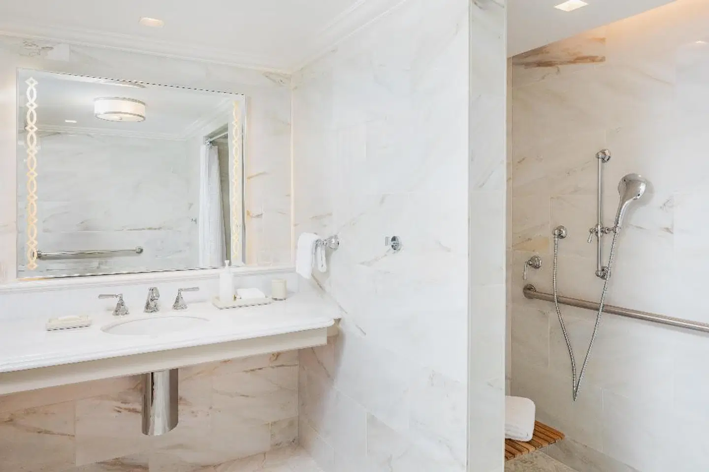 Surf & Sand Laguna Beach Badezimmer