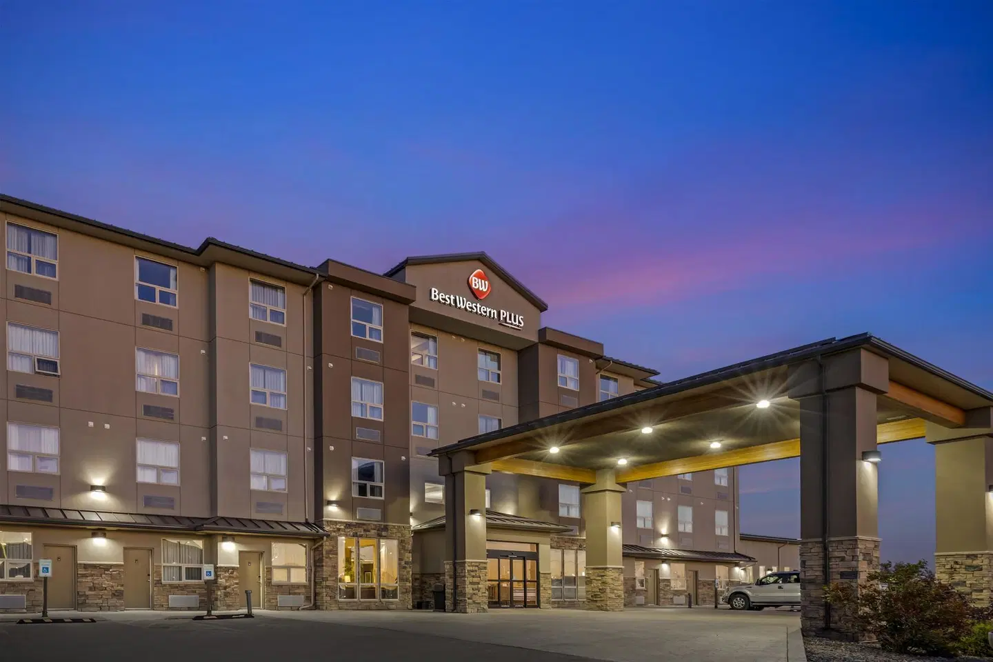 Best Western Plus Moose Jaw EXTERIOR