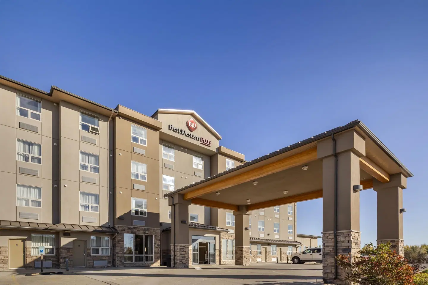 Best Western Plus Moose Jaw EXTERIOR