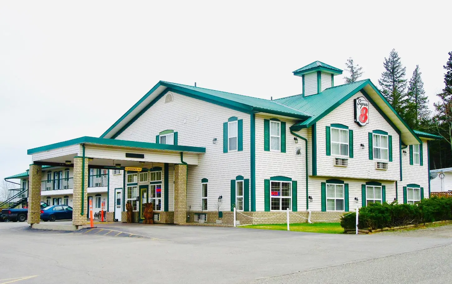 Super 8 by Wyndham 100 Mile House EXTERIOR