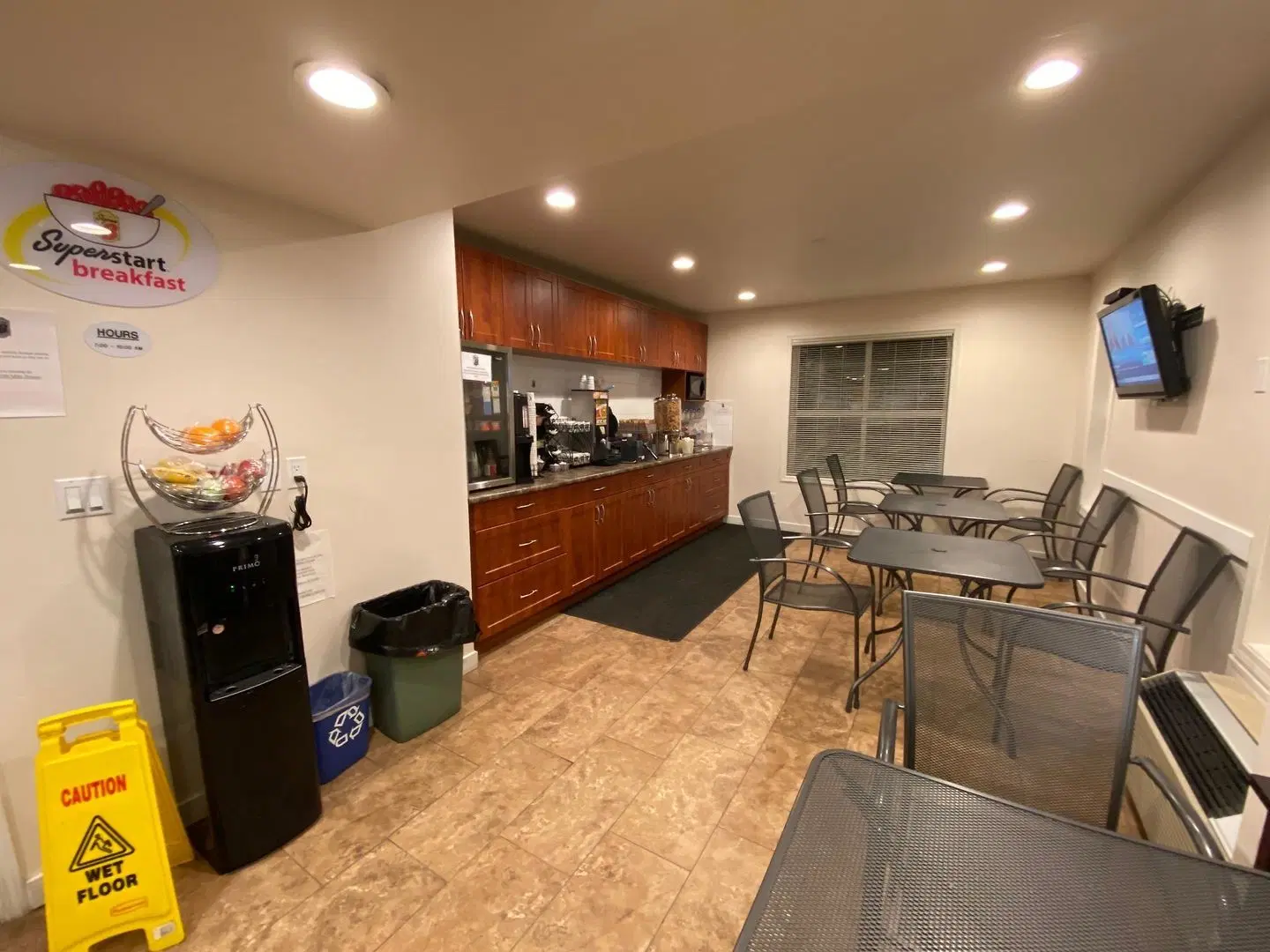 Super 8 by Wyndham 100 Mile House SPORTS_AND_LEISURE