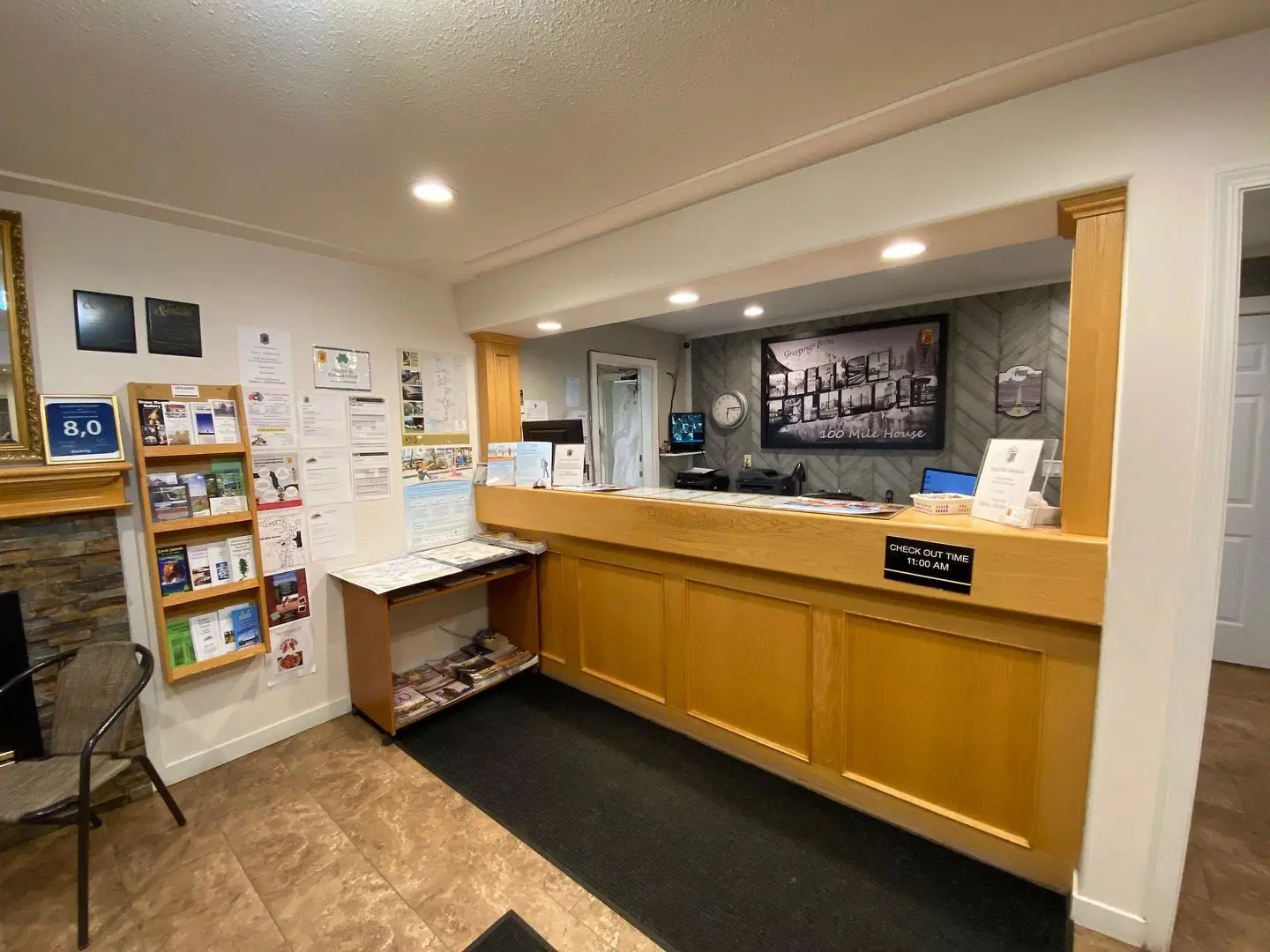 Super 8 by Wyndham 100 Mile House LOUNGE_LOBBY