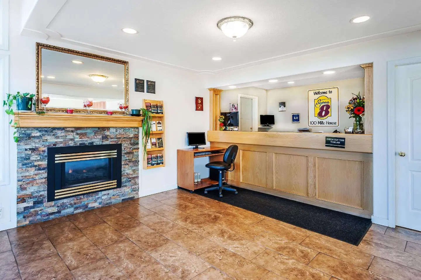 Super 8 by Wyndham 100 Mile House LOUNGE_LOBBY