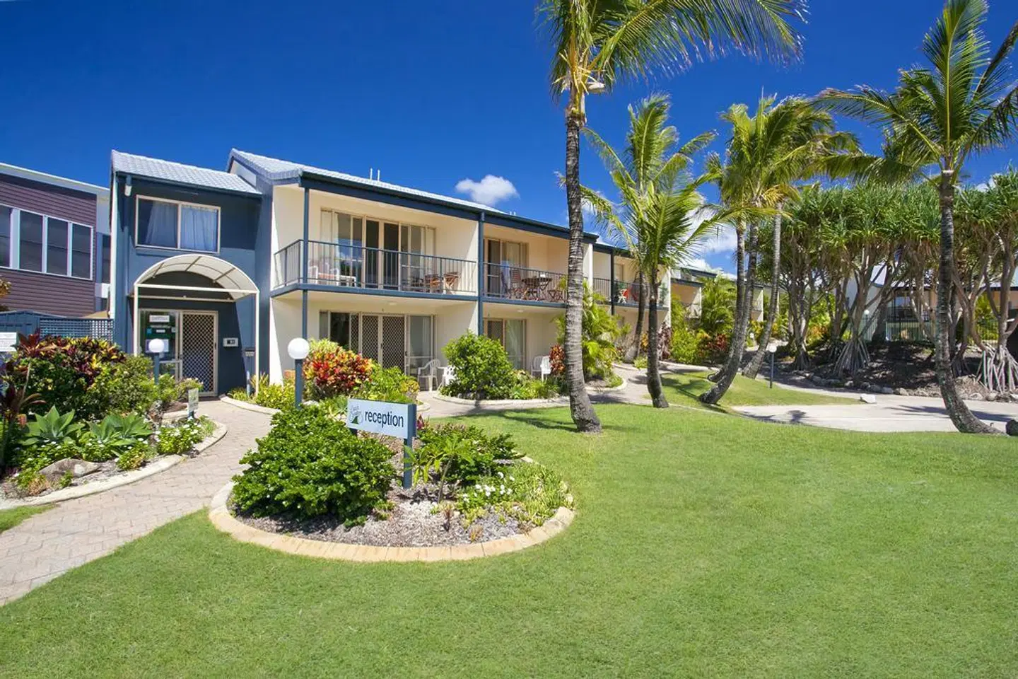 Beach Breakers Resort EXTERIOR