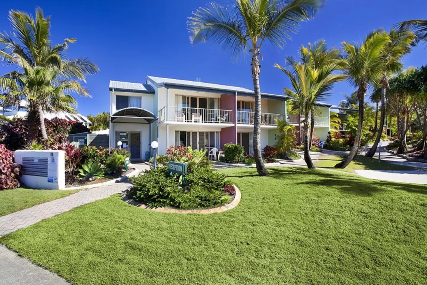 Beach Breakers Resort EXTERIOR