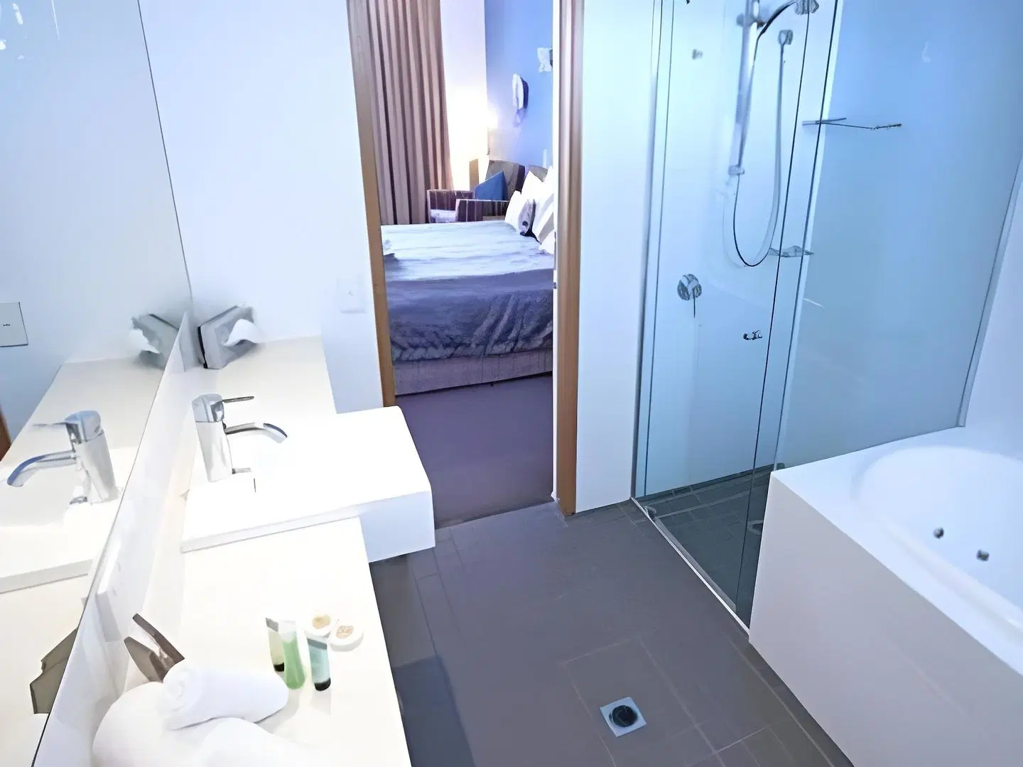 Coolum Seaside Apartments Badezimmer