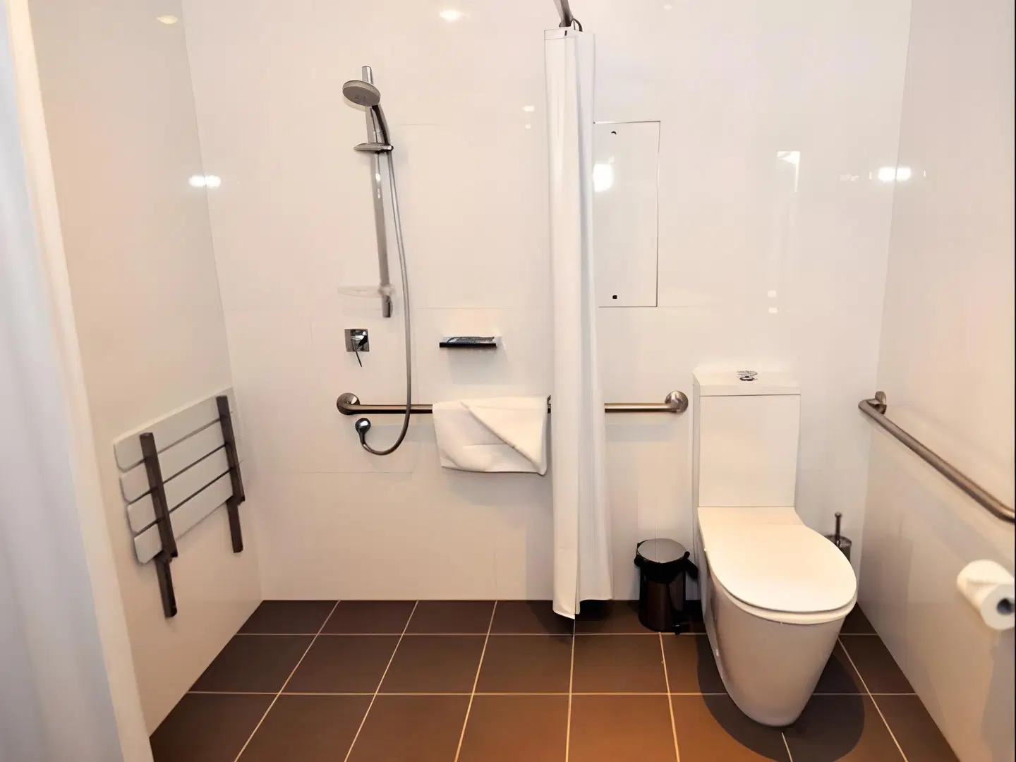 East Hotel and Apartments Badezimmer