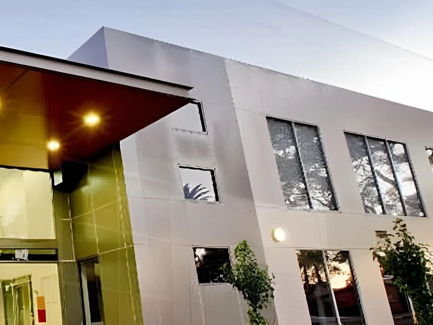 Indulge Apartments Ontario EXTERIOR
