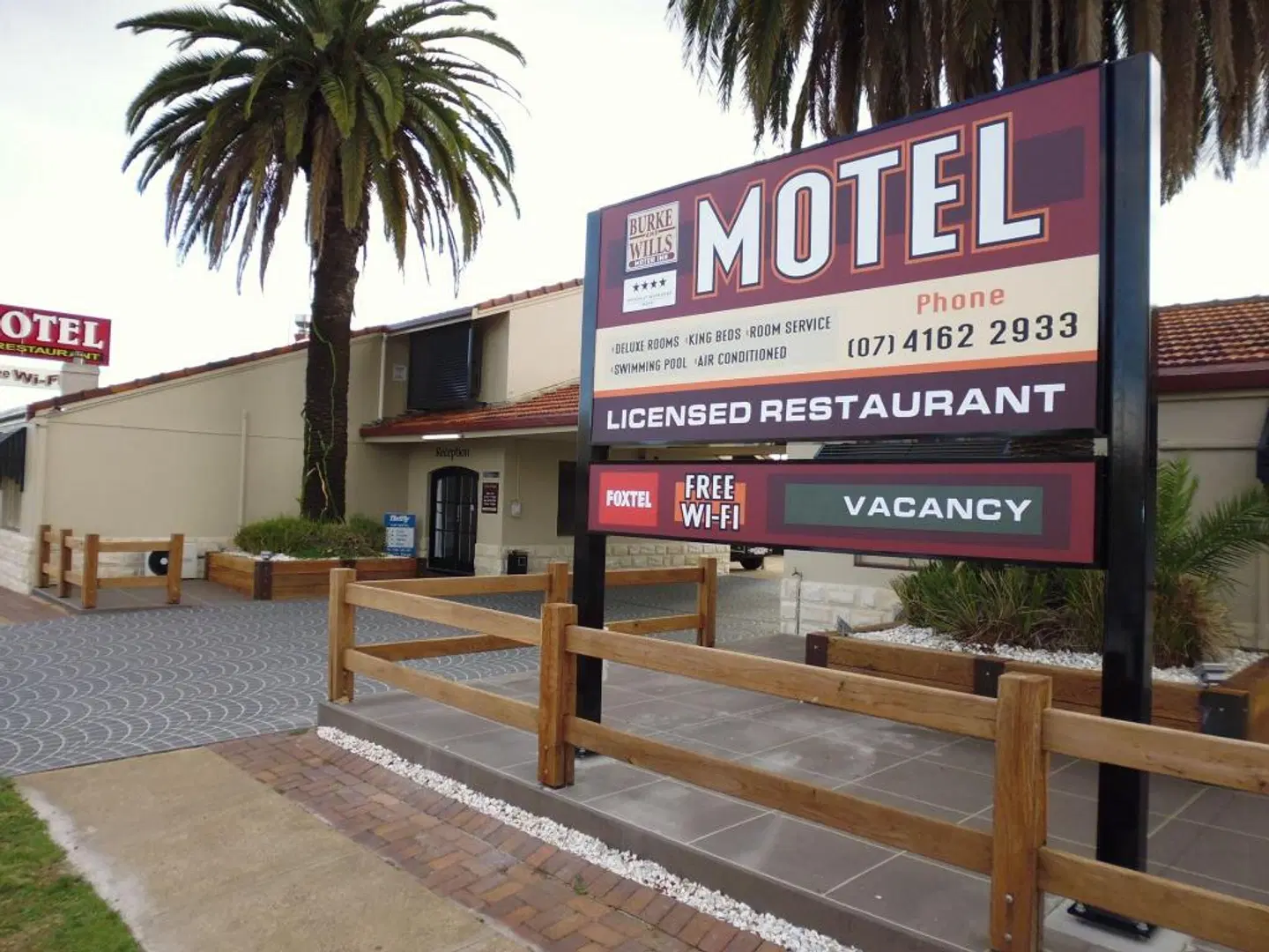 Burke & Wills Motor Inn EXTERIOR