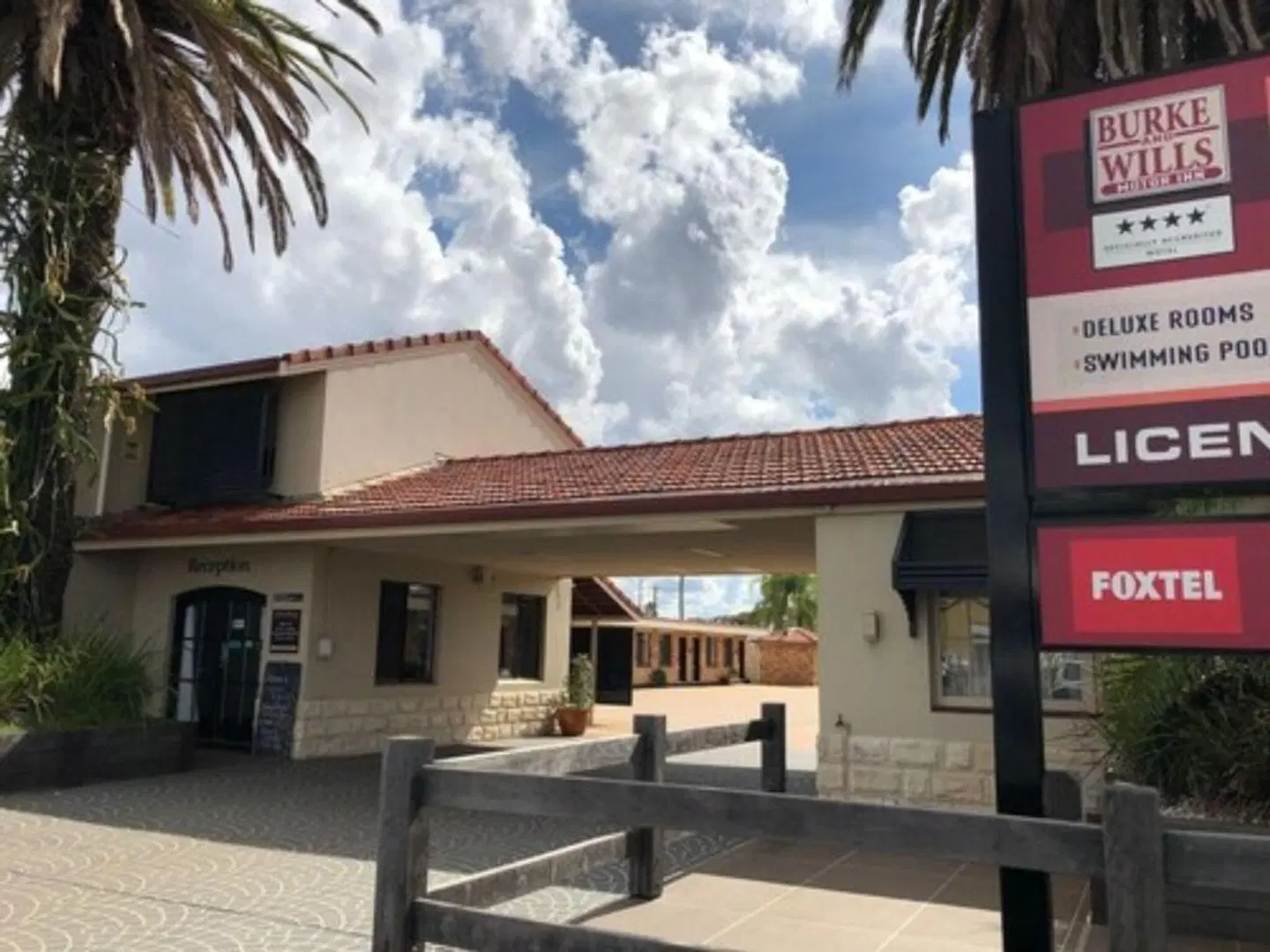 Burke & Wills Motor Inn EXTERIOR
