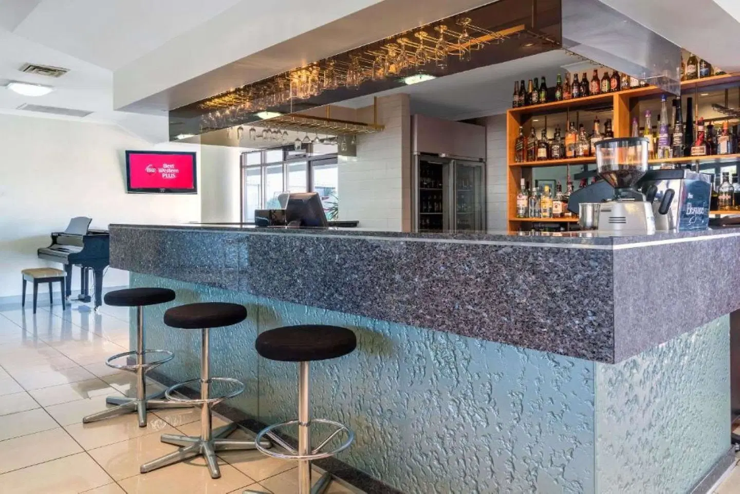 Garden City Hotel, Signature Collection Bar