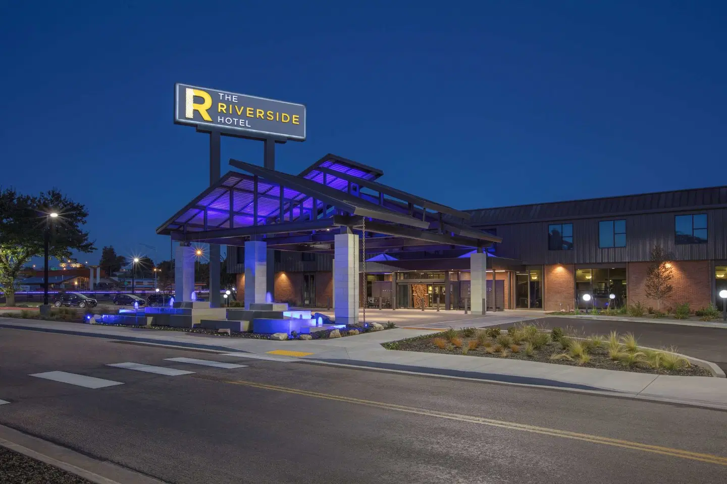 The Riverside Hotel EXTERIOR