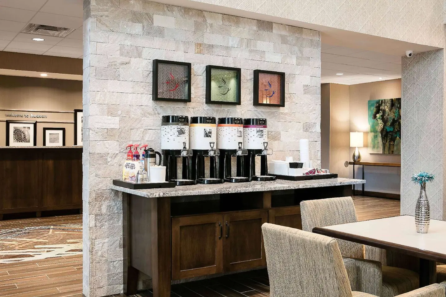 Hampton Inn & Suites Hudson Bar