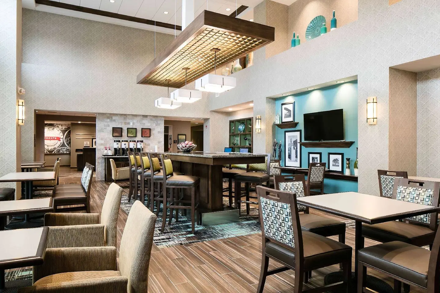 Hampton Inn & Suites Hudson Bar