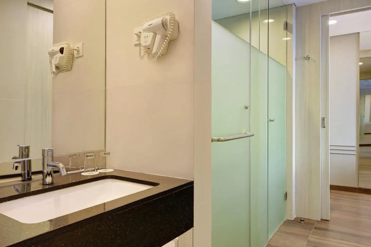 ibis Styles Makassar Sam Ratulangi Badezimmer