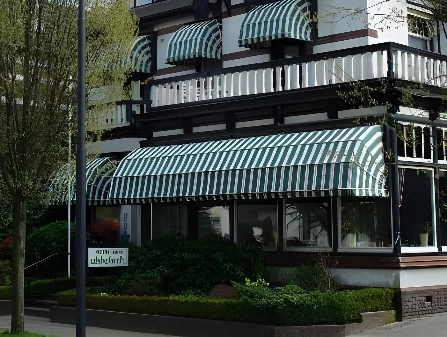 Zenzez Hotel & Lounge EXTERIOR