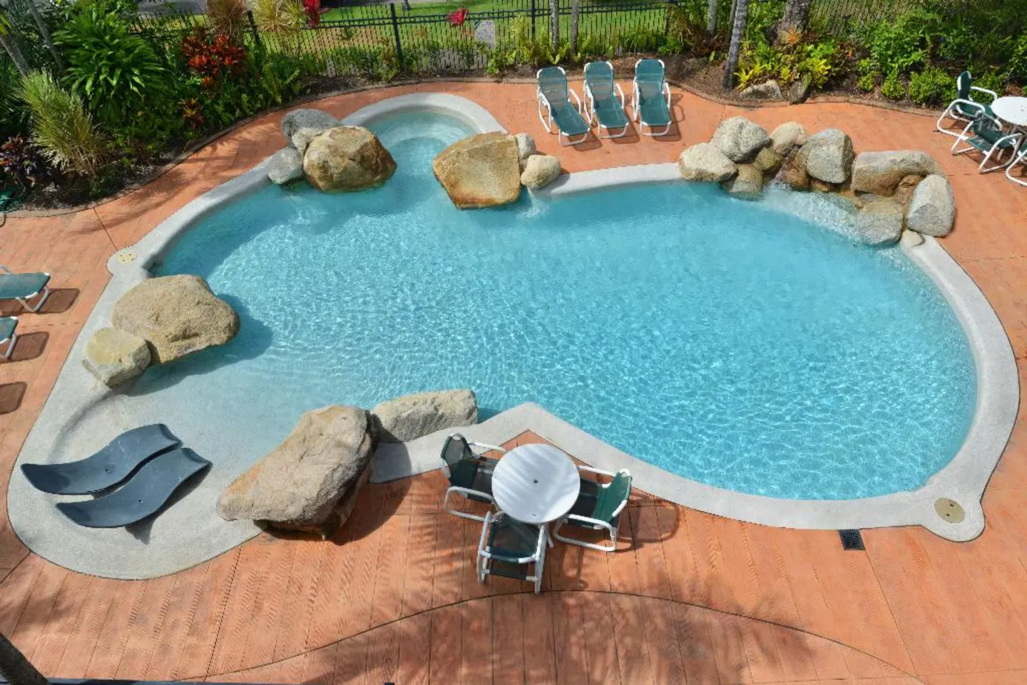 Cairns Queenslander Hotel & Apartments OUTDOOR_POOL