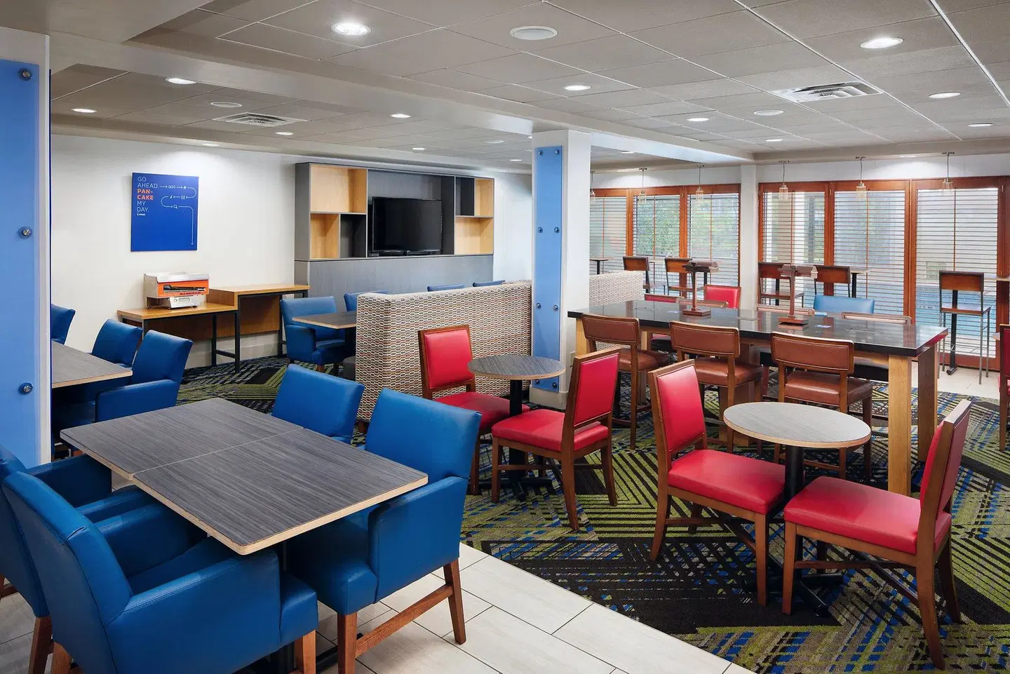 Holiday Inn Exp.&Suites South East/Medical Ctr Area LOUNGE_LOBBY