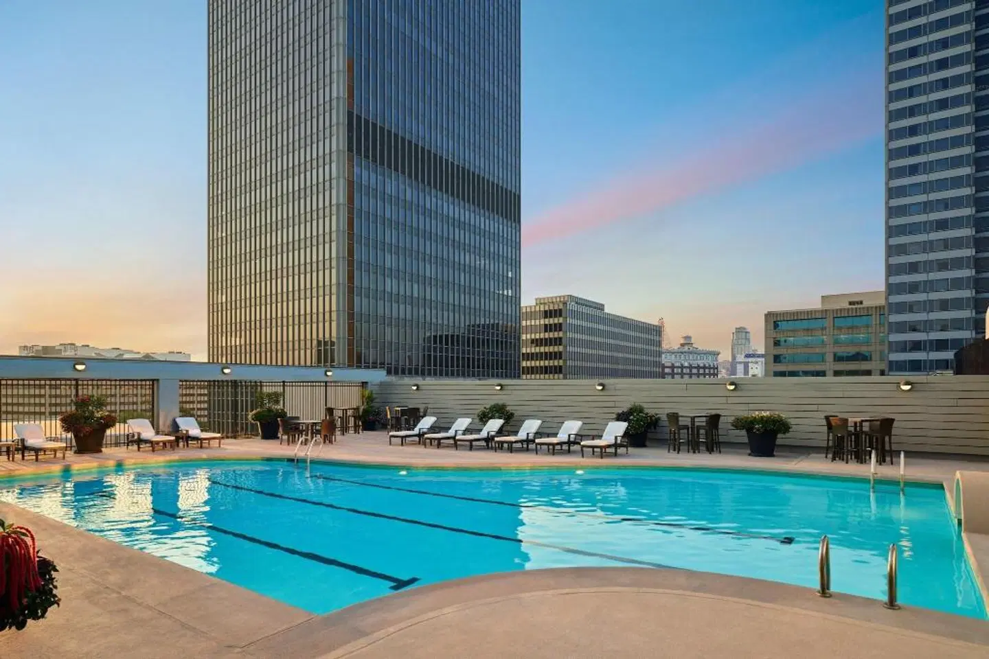 Sheraton Kansas City Hotel at Crown Center OUTDOOR_POOL
