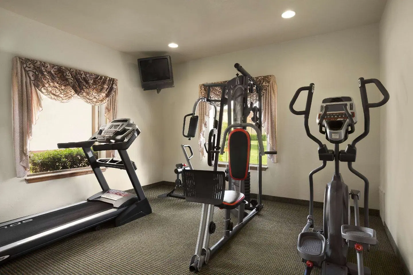 Howard Johnson by Wyndham Oklahoma City Airport/ Fairgrounds SPORTS_AND_LEISURE