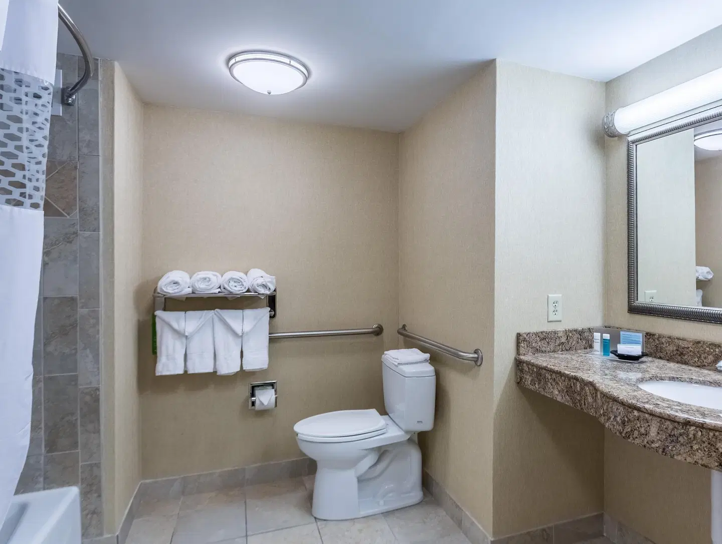 Hampton Inn & Suites Knoxville Downtown Badezimmer