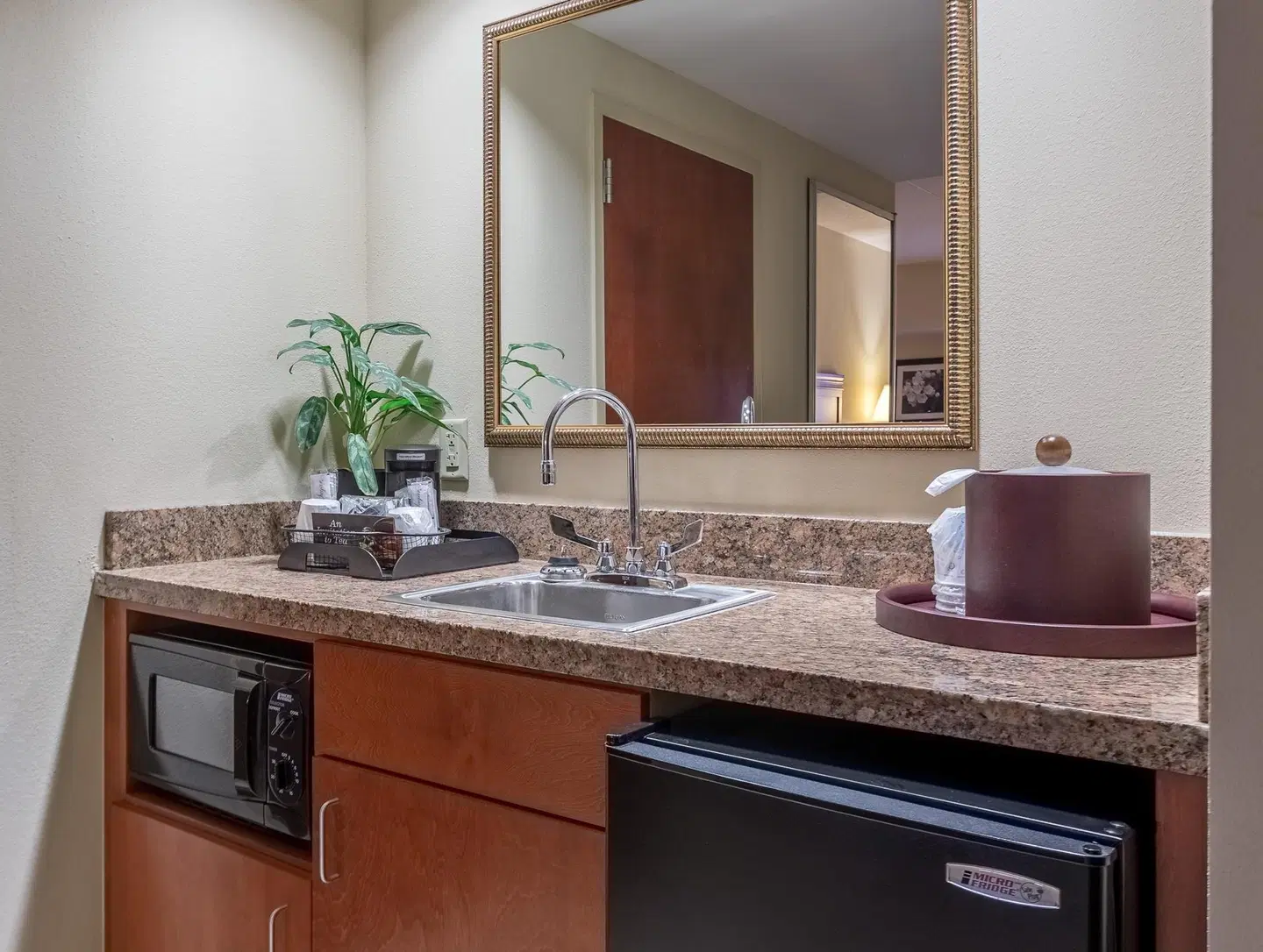 Hampton Inn & Suites Knoxville Downtown ROOM_EXAMPLE