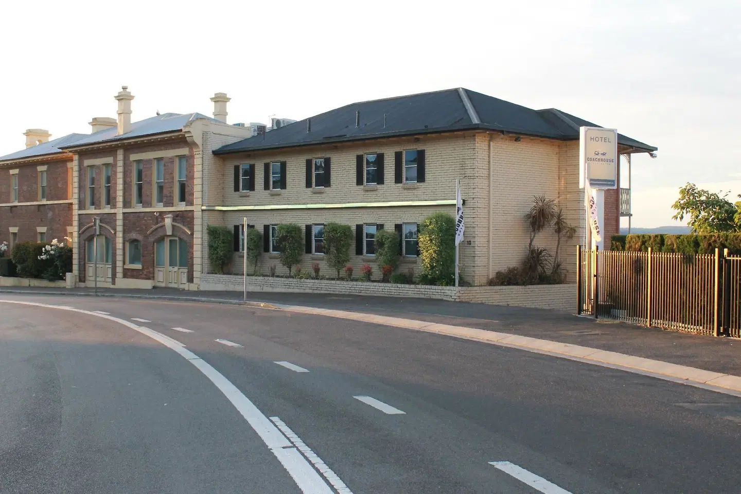 Comfort Inn Coach House Launceston EXTERIOR