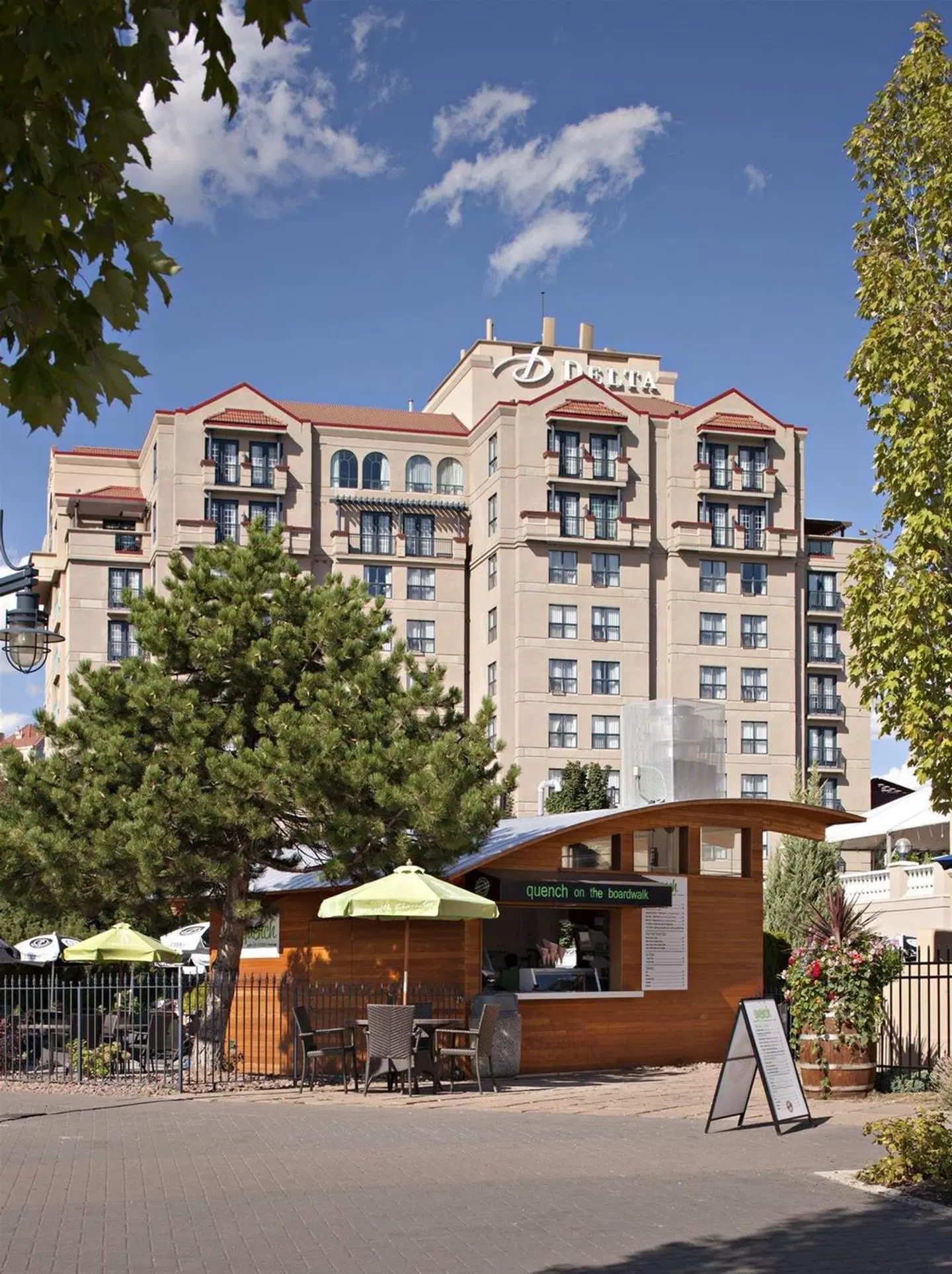The Royal Kelowna by Bellstar Hotels EXTERIOR
