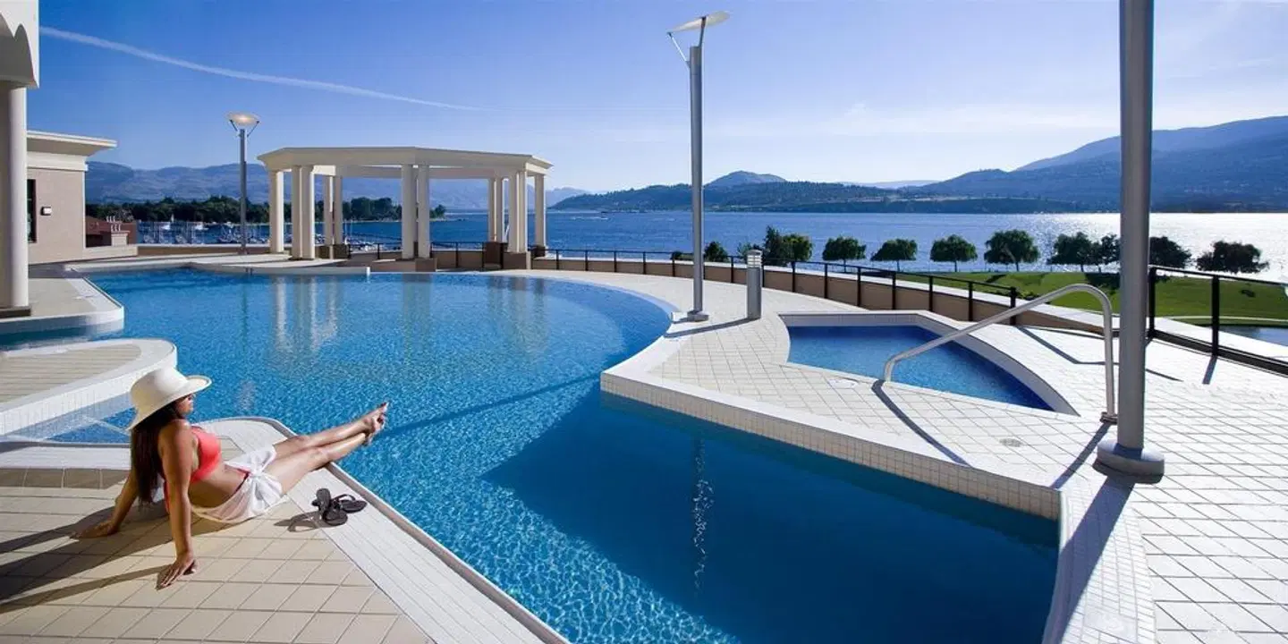 The Royal Kelowna by Bellstar Hotels OUTDOOR_POOL