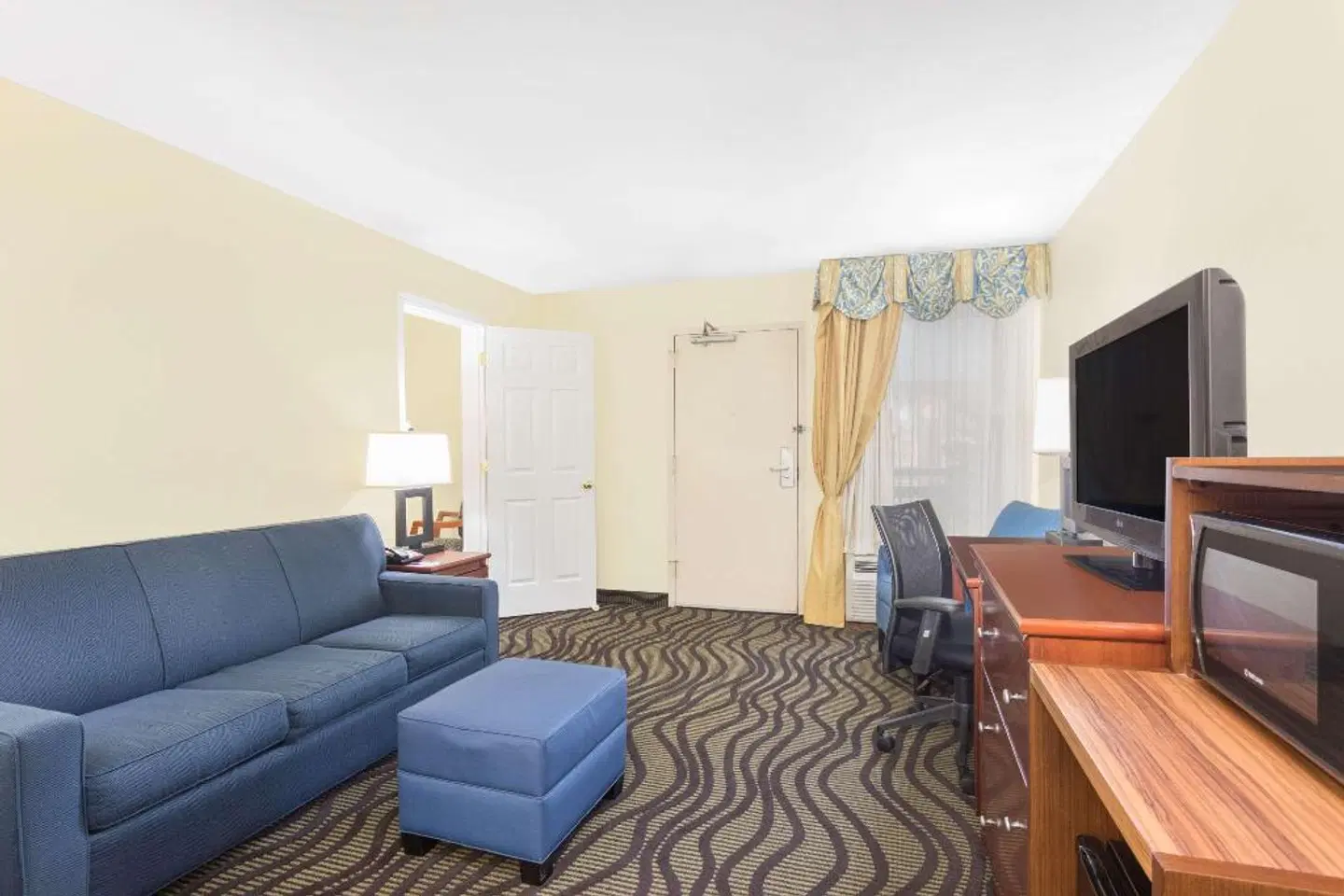 Baymont by Wyndham Savannah Midtown ROOM_EXAMPLE