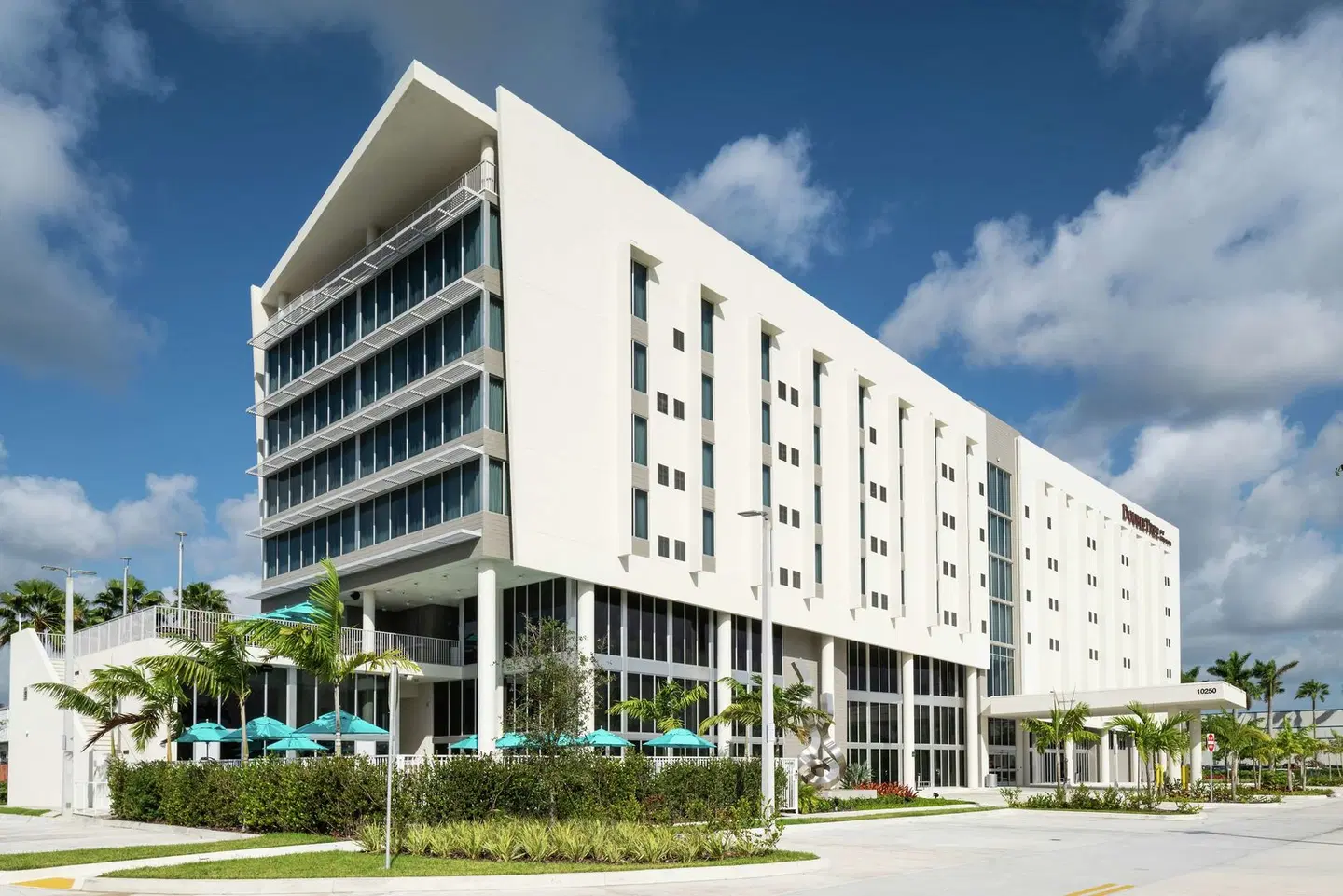 DoubleTree by Hilton Miami Doral EXTERIOR