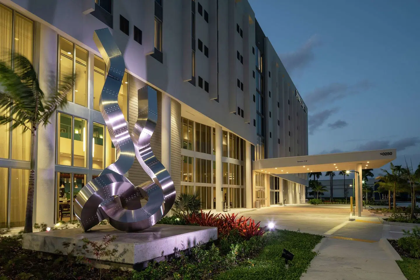 DoubleTree by Hilton Miami Doral EXTERIOR