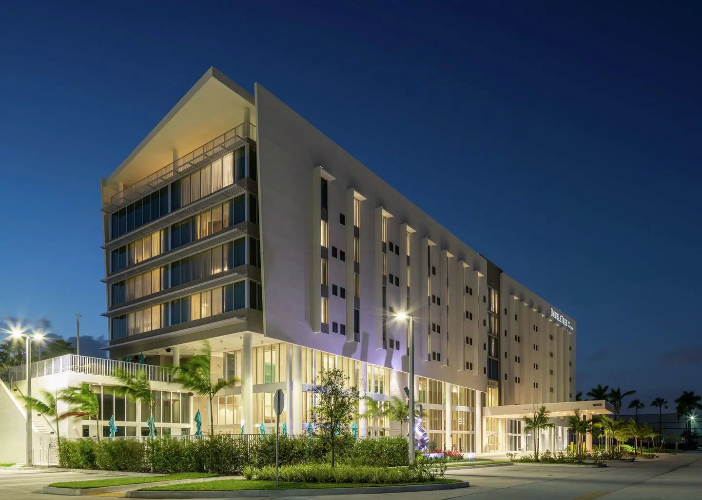 DoubleTree by Hilton Miami Doral EXTERIOR